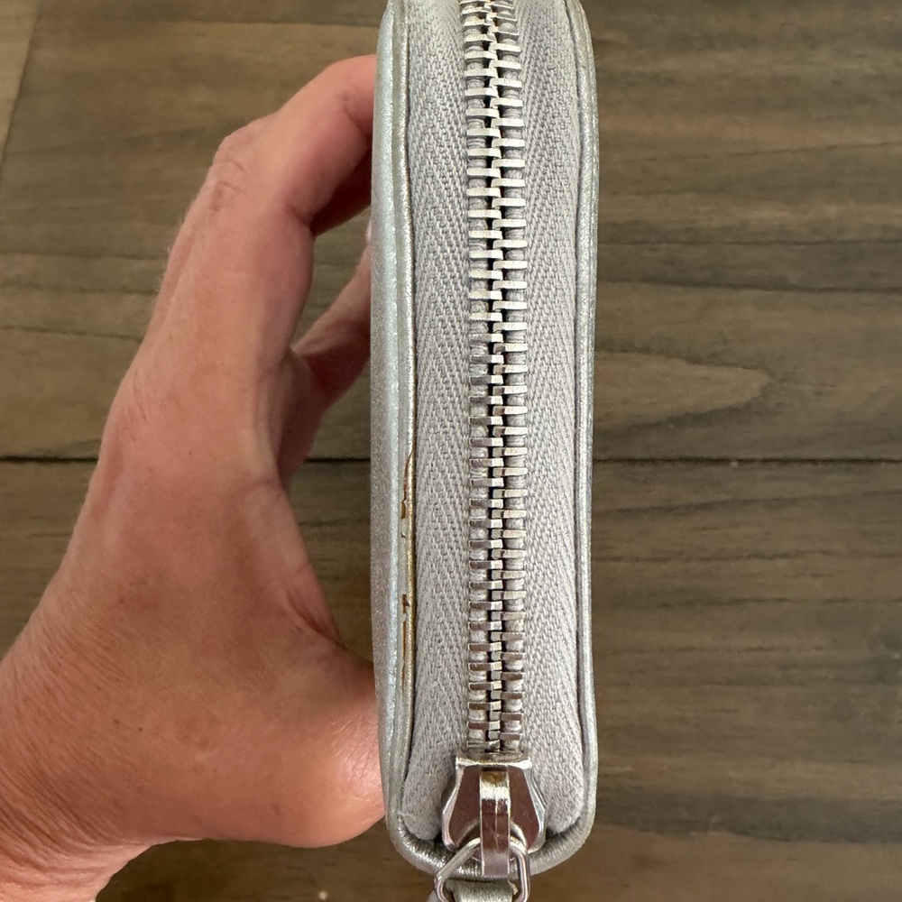 🩷🩷SOLD🩷🩷CHANEL Metallic Coco Mark Silver Wallet with Black Logo - Picture 4 of 11
